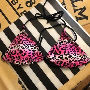 Bikini top 👙 (matching bottoms available)